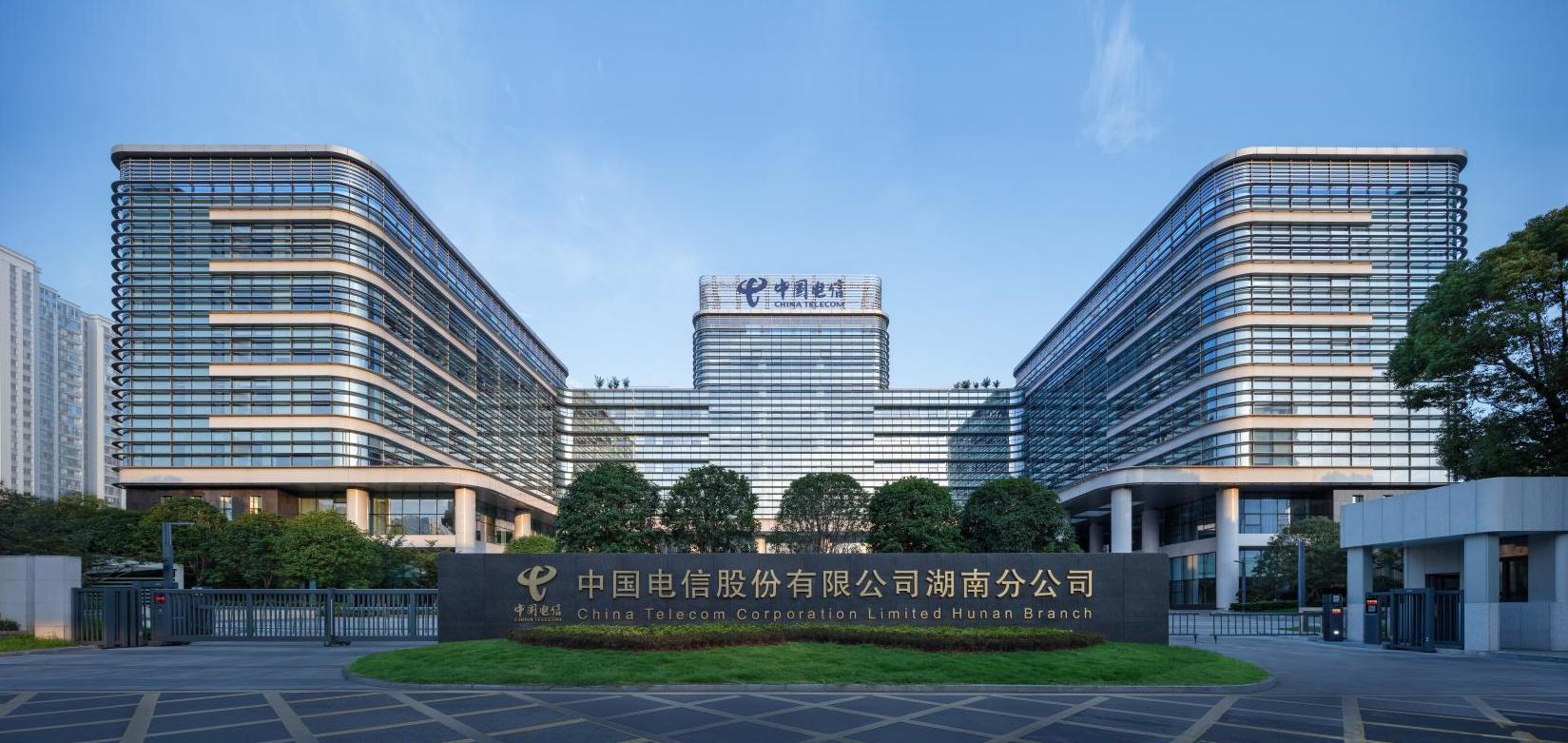 公司承建的湖南信息園（調(diào)度大樓、通信機(jī)房、地下室、附屬樓）工程榮獲兩項(xiàng)（土建、安裝）中國(guó)建設(shè)工程魯班獎(jiǎng)